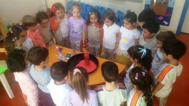 Güneşli Okyanus Koleji Okul Öncesi Yunuslar Grubu “Köpük Şöleni”  Deneyi yapıyor