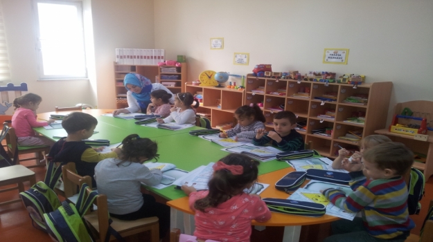Güneşli Okyanus Koleji OkulÖncesi  Balıklar Grubu Okuma Yazmaya Hazırlık Çalışmasında