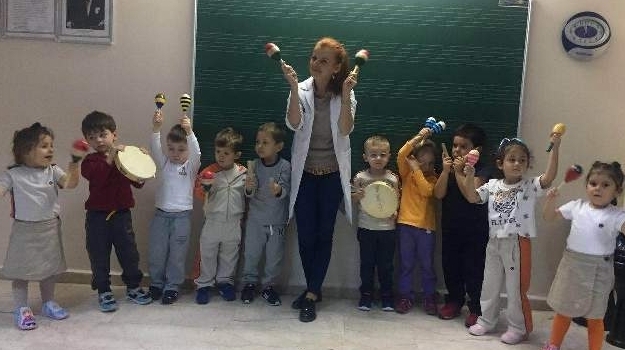 Güneşli Okyanus Okul Öncesi Çiçekler Grubu Müzik Etkinliği Dersinde