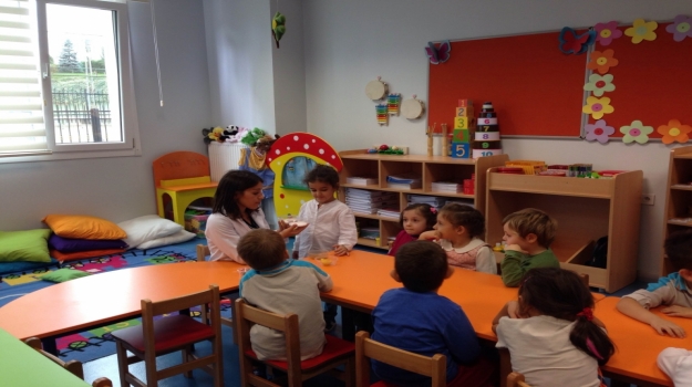 Halkalı İnciler Grubu öğrencileri Fen ve Doğa Etkinliğinde "Değişik Tatlar" İsimli Deneyi Yaptılar.