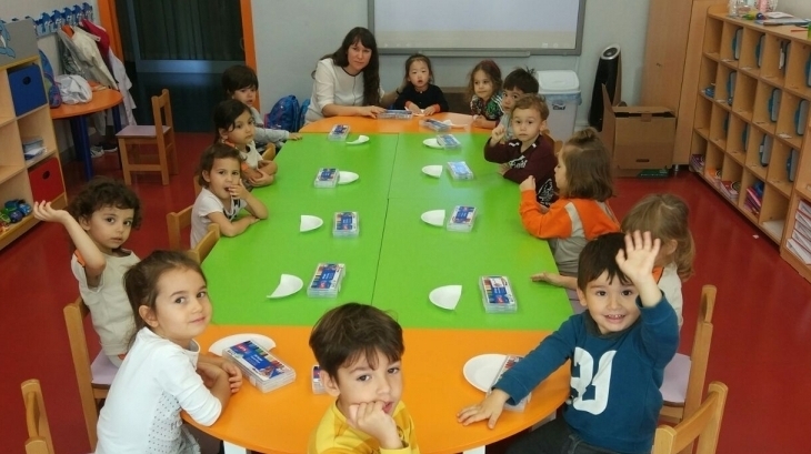 Halkalı Okul Öncesi Ağaçlar Grubu Öğrencileri İngilizce Dersindeler