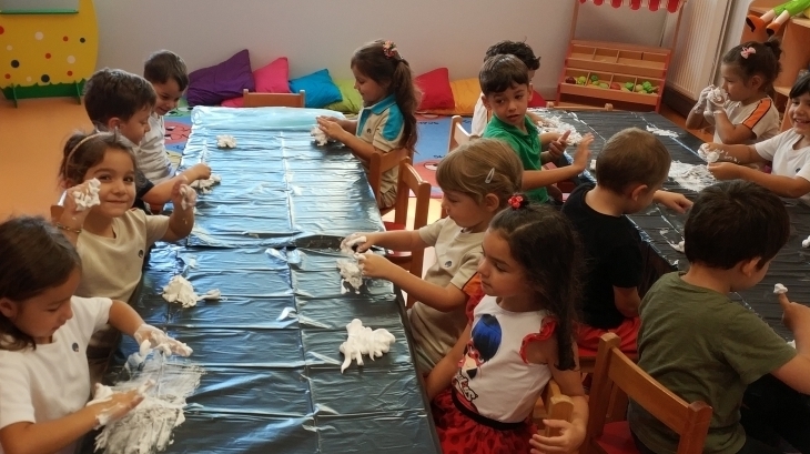 Halkalı Okul Öncesi  Deniz Yıldızı Grubu Öğrencileri Sanat Dersinde.