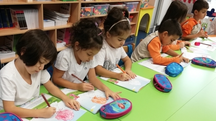 Halkalı Okul Öncesi Gökkuşağı  Grubu Öğrencileri Okuma-Yazmaya Hazırlık Dersinde.