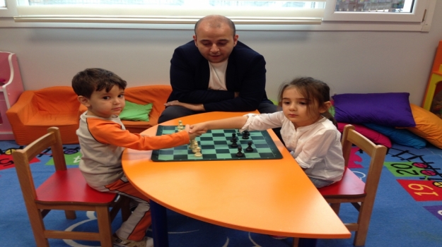 Halkalı Okul Öncesi İnciler Grubu Öğrencileri Satranç Oynuyor.