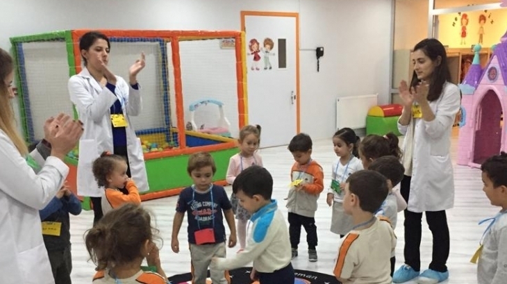 Halkalı Okul Öncesi Kuşlar Grubu Öğrencileri İngilizce Dersinde
