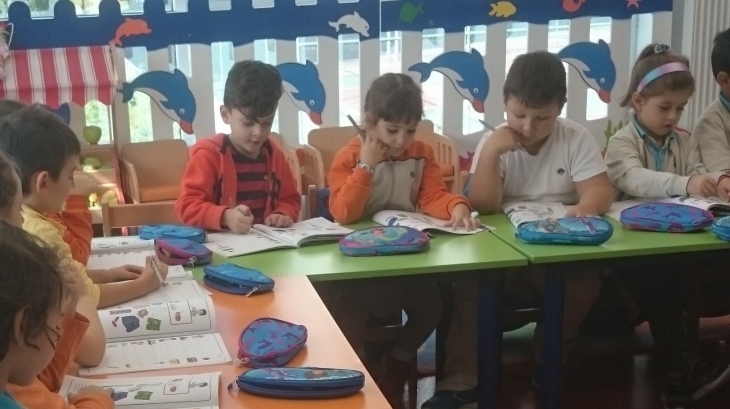 Halkalı Okul Öncesi Yıldızlar Grubu Öğrencileri Okuma Yazmaya Hazırlık Dersi ‘’İlk Kitabım’’ Etkinde.