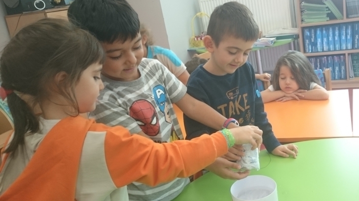 Halkalı Okul Öncesi Yıldızlar Grubu Deney Yapıyor