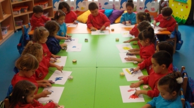 Halkalı Okul Öncesi Yunuslar Grubu Parmak Boyası Yapıyor