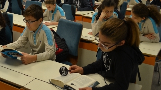 Halkalı Ortaokulu Öğrencileri Her Sabah Kitap Okuyor