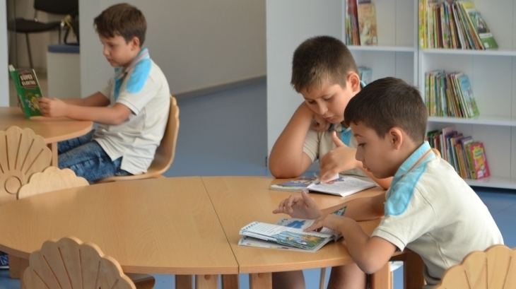 İlkokul Öğrencileri Kitap Okuyor