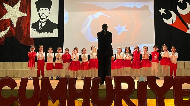 İncek Okyanus Kolejinde, anaokulu öğrencilerimizin katılımıyla Cumhuriyetimizin filizlerini sevgiyle yeşerttik.  Küçük yürekler, büyük bir Cumhuriyet inancıyla buluştu