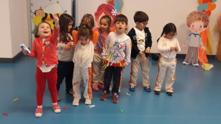 İncek Okyanus Okul Öncesi Yunuslar Grubu Oyun Etkinliğinde Mandal Takma Yarışı Yaptılar.