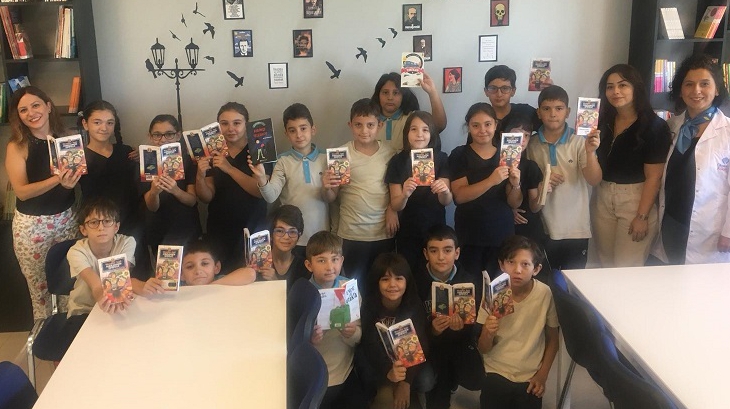 İncek Okyanus Kolejinde Öğrencileri Okul Kütüphanesinde