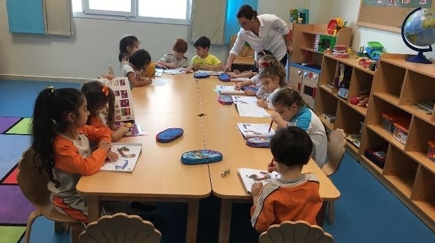 Mavişehir İnciler Grubuİngilizce Dersinde "School Objects" Konusunu Öğreniyor