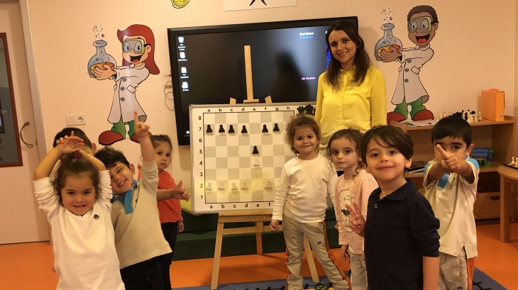 Kemerburgaz Okyanus Koleji Yunuslar Grubu Öğrencileri Satranç Dersinde