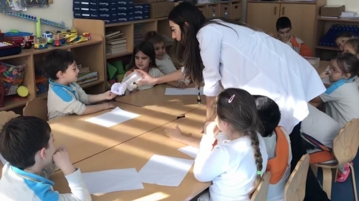 Mavişehir Okyanus Koleji Okul Öncesi Kuşlar Grubu Islanmayan Kağıt Deneyi Yapıyorlar