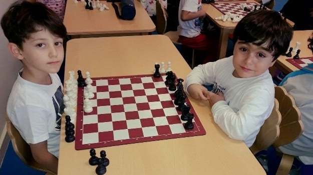 Mavişehir Yıldızlar Grubu Satranç Dersinde Piyon Taşını Öğreniyor