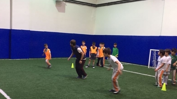 Minik Futbolcular Hem Eğleniyor Hem Öğreniyorlar