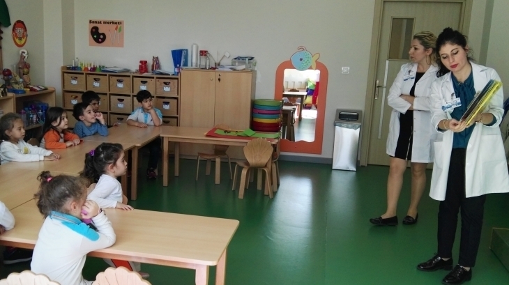 Okul Öncesi Yıldızlar Sınıfı İngilizce Dersinde ''Bunny Starts School''Adlı Hikayeyi Okudular