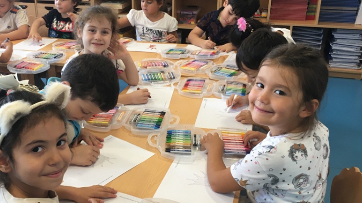 Okul Öncesi Yıldızlar ve Güneş Grubu Bilingual Dersinde Sonbahar Etkinliği Yapıyor