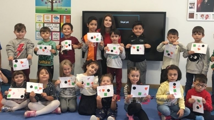 Okul Öncesi Yıldızlar ve Güneş Grubu Match the Shapes Etkinliği Yapıyor