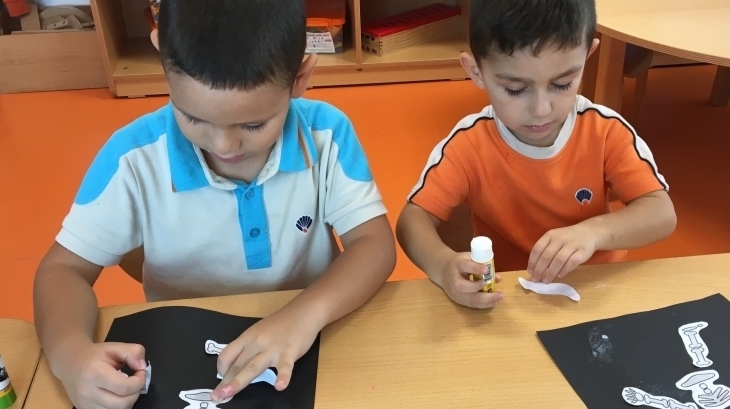 İnciler Sınıfı Fen-Doğa Etkinliği Dersinde İskelet Yapıyor