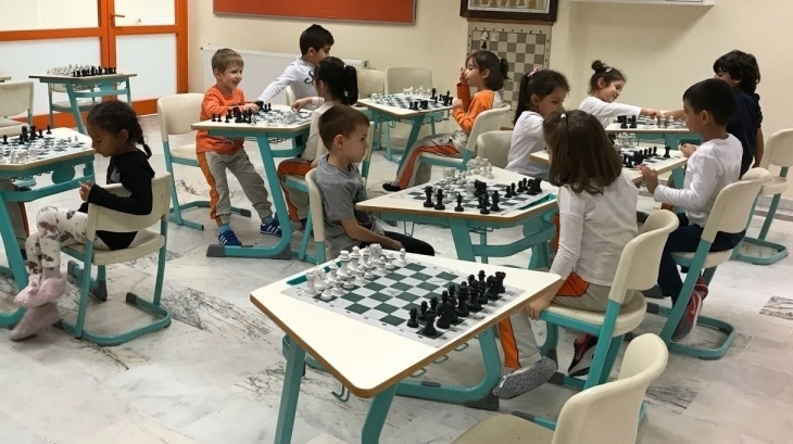 Sancaktepe Okyanus Koleji Okul Öncesi Yıldızlar Grubu Öğrencileri Satranç Dersinde