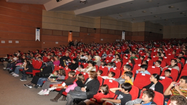 Uygur Çocuk Tiyatrosu Bahçeşehir Kampüsünde