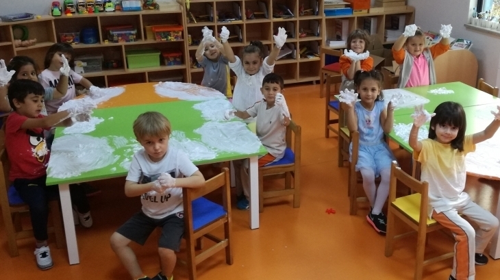 Avcılar Yıldızlar Grubu Öğrencileri Köpük İle Oynuyor