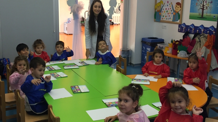 Beykent Okyanus Koleji Okul Öncesi Çiçekler Grubu Sanat Etkinliğinde Sulu Boya ile Damlatma Çalışması Yapıyor
