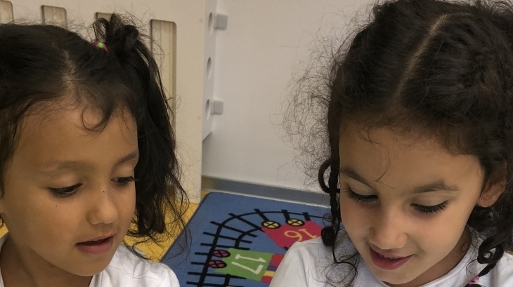 Beykent Okyanus Koleji Okul Öncesi Gökkuşağı Grubu Yaprak Baskısı  Yapıyor