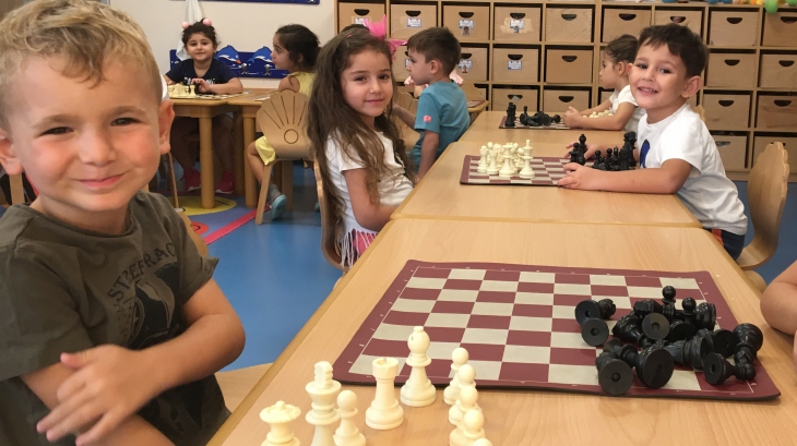 Bornova Okyanus Koleji Okul Öncesi Balıklar ve Yunuslar Grubu Satranç Dersinde