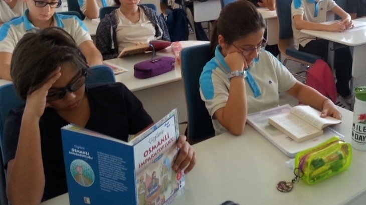Ortaokul Öğrencilerimiz Kitap Okuyor.