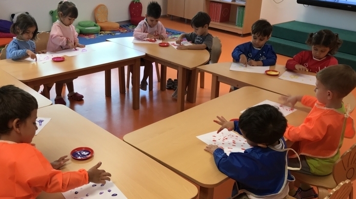 Çiçekler Sınıfı Öğrencileri Parmak Boyası Yapıyor