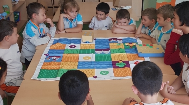 Eryaman Okyanus Koleji Okul Öncesi Kademesi Gökkuşağı Sınıfı Öğrencileri Kodlama Dersinde