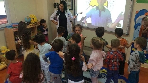 Güneşli Okyanus Koleji Okul Öncesi Balıklar Grubu İngilizce Dersinde