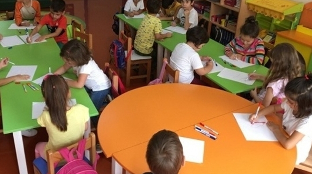 Güneşli Okyanus Koleji Okul Öncesi Gezegenler Grubu Sanat Etkinliği Dersinde