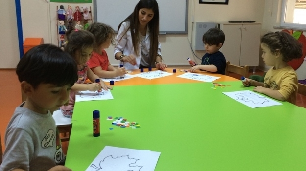 Güneşli Okyanus Koleji Okul Öncesi Rüzgarlar Grubu Yırtma -Yapıştırma Tekniği İle Yaprak Yapıyor