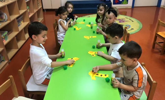 Güneşli Okyanus Koleji Okul Öncesi Yunuslar Grubu Okuma Yazmaya Hazırlık Çalışmasında