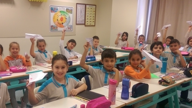 İngilizce Dersi Paper Planes ve Blindfold Aktiviteleri Heyecanla Gerçekleşti