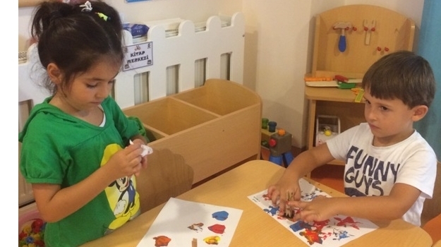 Kemerburgaz Okul Öncesi Gökkuşağı Grubu Öğrencileri Sanat Etkinliği Yapıyor
