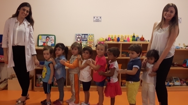 Kemerburgaz Okyanus Koleji Çiçekler Grubu İngilizce Ve Türkçe Etkinliğinde