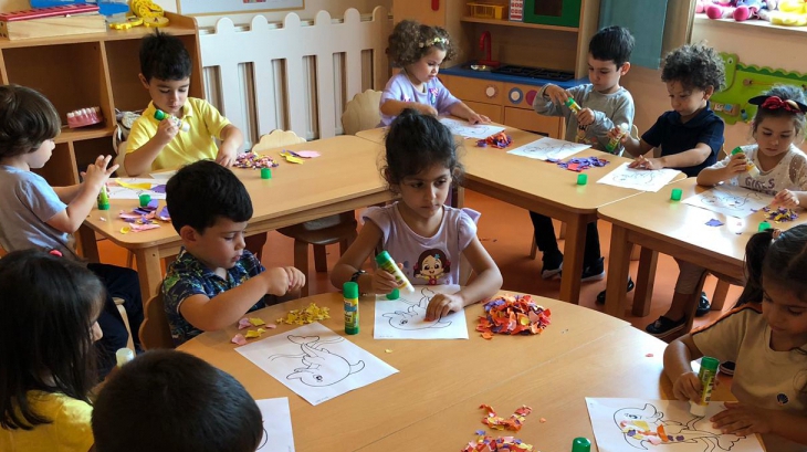 Kemerburgaz Okyanus Koleji Yunuslar Grubu Öğrencileri Bütünleştirilmiş Etkinlikte  “Arkadaşım Nerede İle Yırtma Yapıştırma”  etkinliği gerçekleştirildi