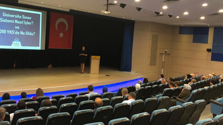 Rehber Öğretmenimiz Meral ÜNLÜ; 12. Sınıf Öğrencilerimizin Ebeveynlerine ''YKS SINAV SİSTEMİ'' Seminerini Sundu.