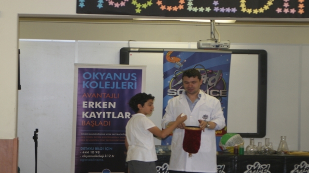 Okyanus'tan, Capitol İlköğretim Okulu'nda Mad Science Gösterisi