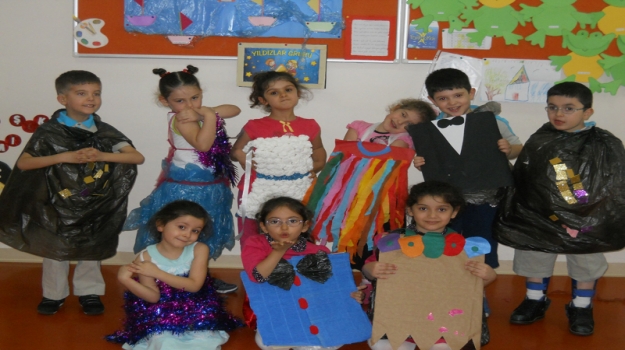 Atık Maddelerden Kıyafet Defilesi