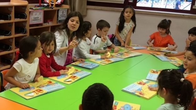 Bahçelievler Okul Öncesi Gezegenler Grubu Öğrencileri İngilizce Dersinde Hikâye Anlatımı Yapıyor