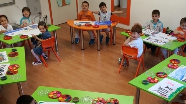 Bahçelievler Okyanus  Okul Öncesi Gökkuşağı Grubu Resim Etkinliğinde