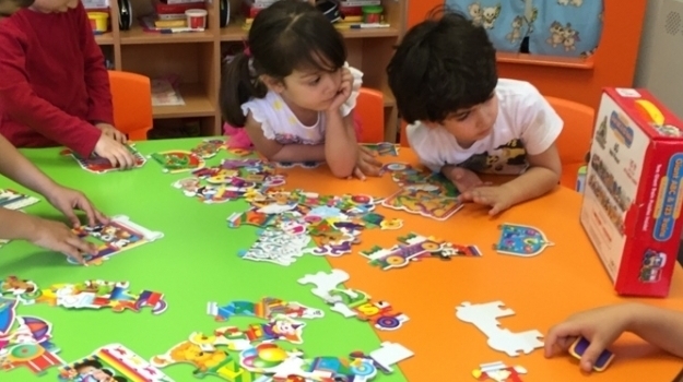 Bahçelievler Okyanus Okul Öncesi Balıklar Grubu Puzzle Yapıyor