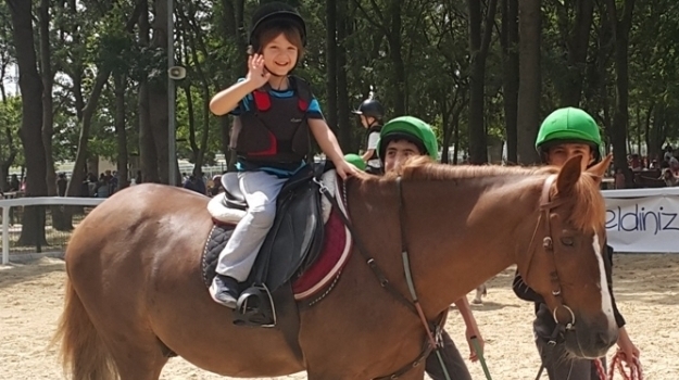 Bahçelievler Okyanus Okul Öncesi Gezegenler ve  Gökkuşağı Grubu Öğrencileri At Terapisi Gezisinde